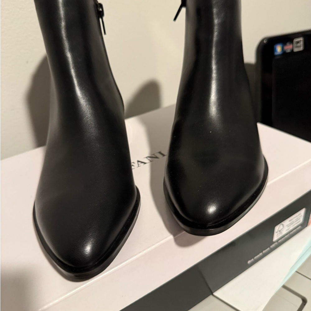 Sleek Black Leather Ankle Boots with Pointed Toe and Side Zipper - Picture 11 of 11